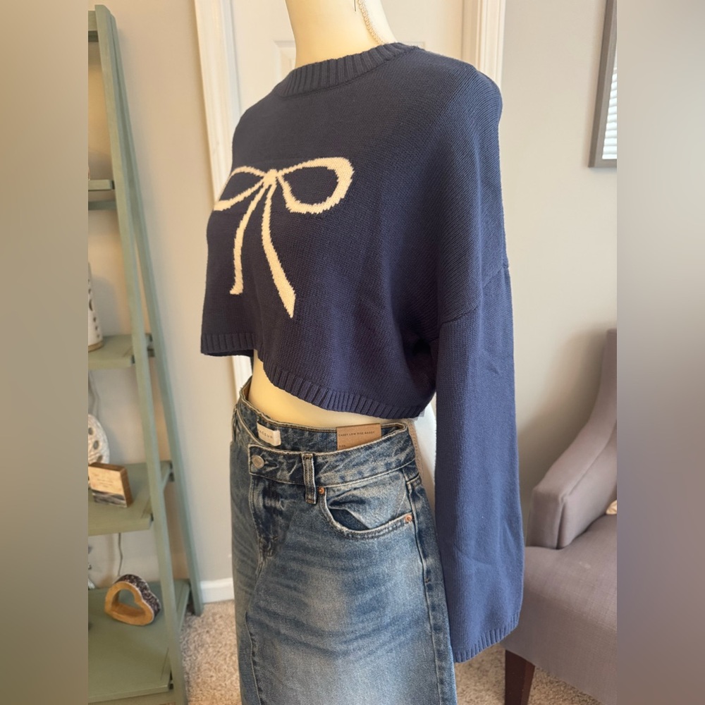 Edikted Navy Blue Cropped Sweater with Cream Bow